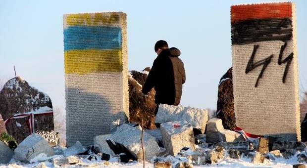 Пошкоджений пам’ятник полякам у Гуті Пеняцькій