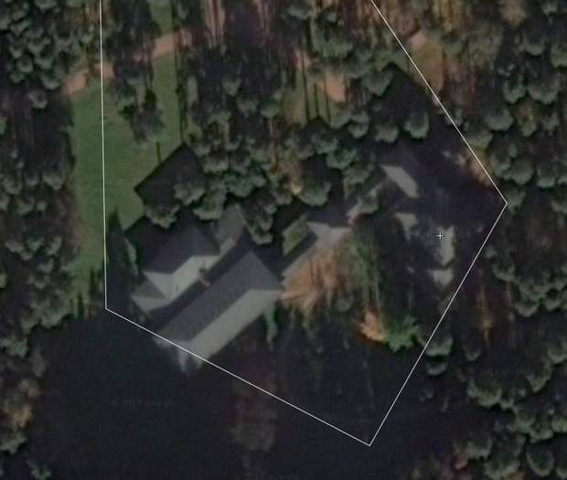 Згідно з Wikimapia, будинок, де живе Янукович, розташований між будинком Кобзона і тренувальною базою ФК 