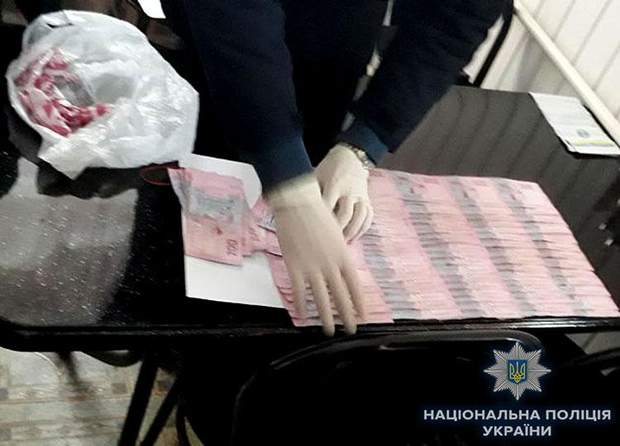 Поліція провела затримання посадовців у кількох містах України