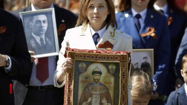Наталія Поклонська тримає ікону Ніколая Второго
