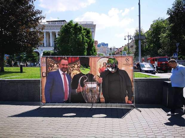 У Києві кумедно потролили Павелка з кубком Ліги чемпіонів в храмі (фото)