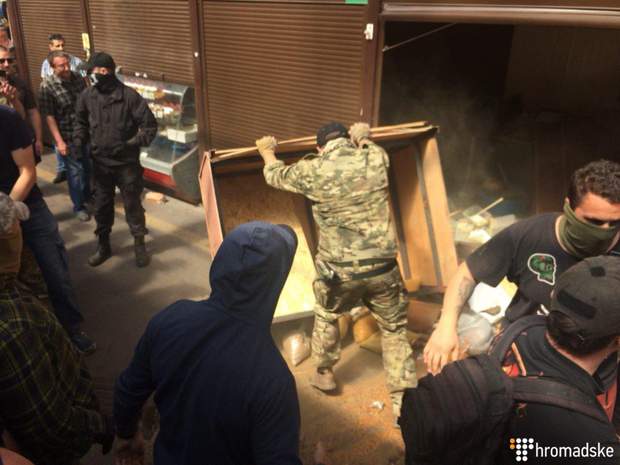 Погром сутички Київ С14 поліція ринок кіоски
