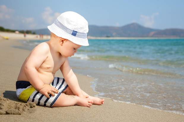 Як відпочивати з малюком на морі: корисні поради
