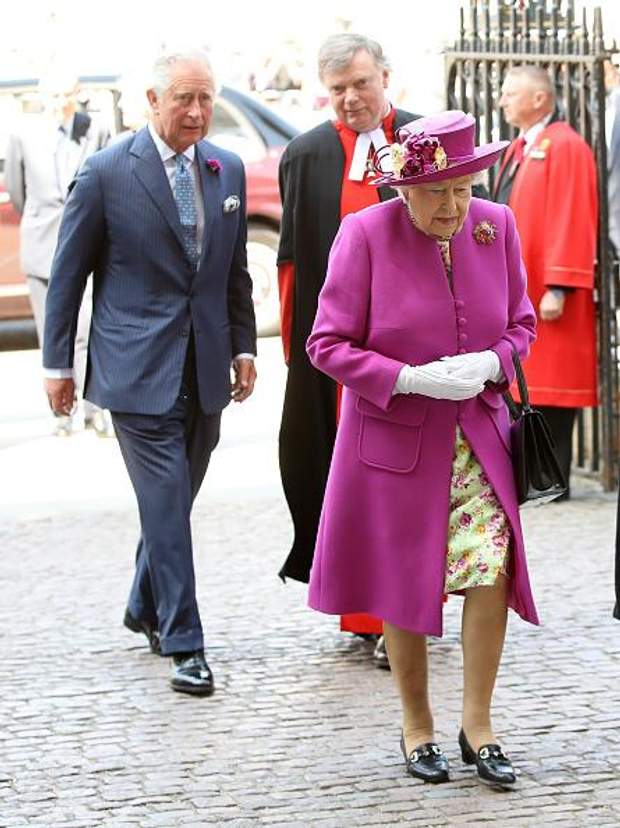 Єлизавета ІІ у квітковій сукні провела офіційний прийом: чарівні фото