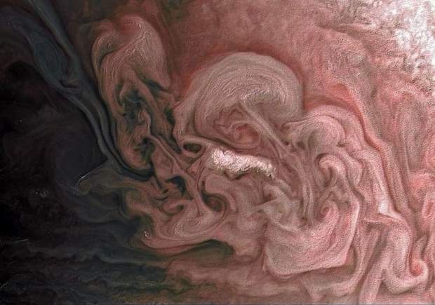 Рожева буря на Юпітері
