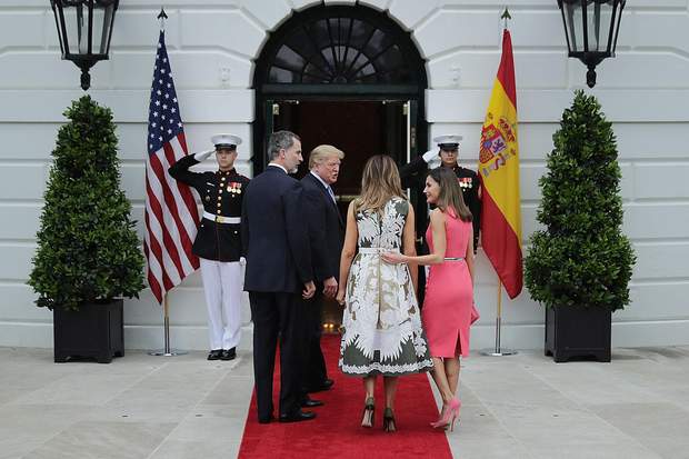 Чарівна Меланія Трамп вразила дивовижною сукнею на зустрічі з королем Іспанії: фото