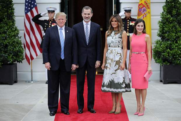 Чарівна Меланія Трамп вразила дивовижною сукнею на зустрічі з королем Іспанії: фото
