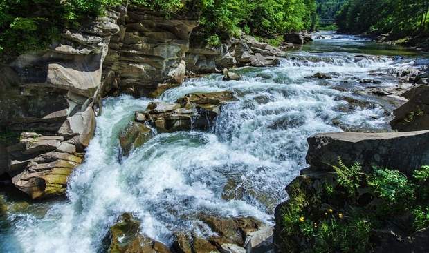 Каскадний водоспад Пробій у Яремчі