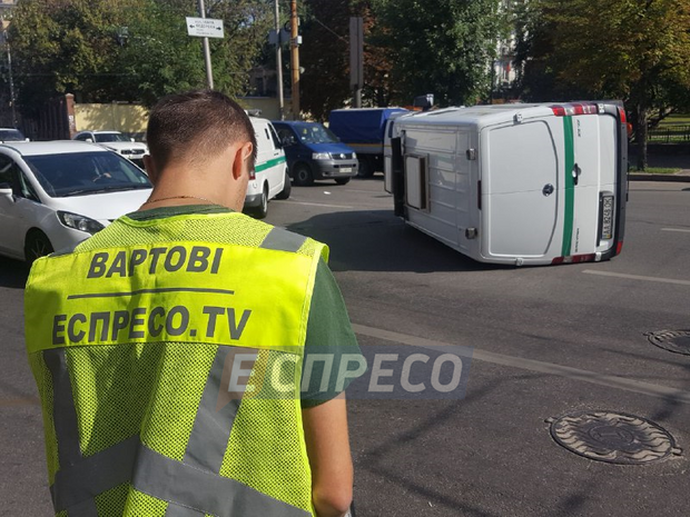 Від удару інкасаторська машина перекинулася