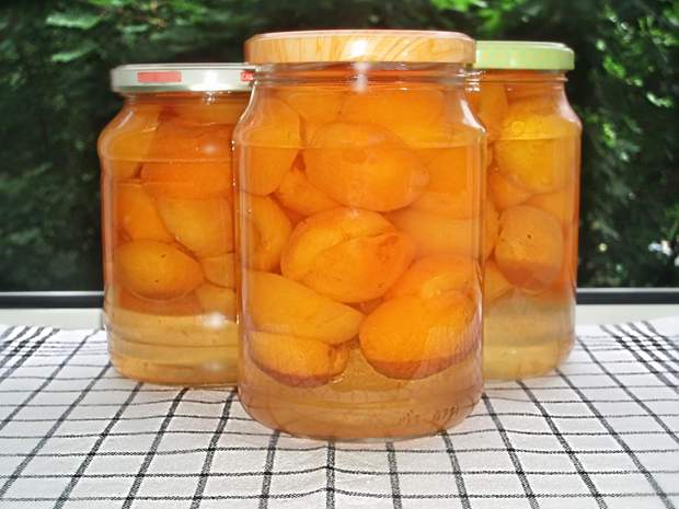 Як консервувати персики: рецепти на зиму консервованих персиків цілими та дольками
