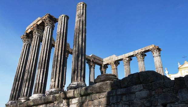 Римський храм у місті Евора 