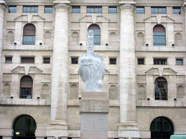 Пам'ятник середньому пальцю в Мілані