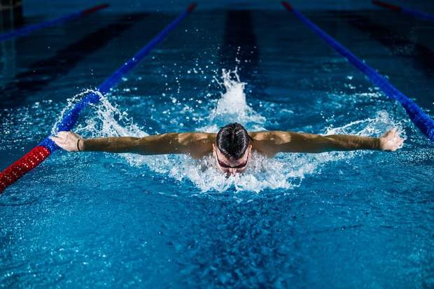 Плавание развивает координацию движений и укрепляет мышечный корсет