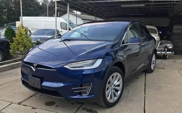 Автомобіль Tesla Model X