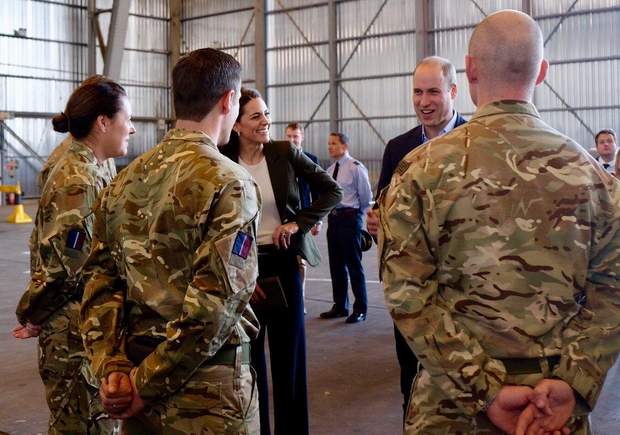  Kate Middleton and Prince Wflij visited the army in Cyprus 