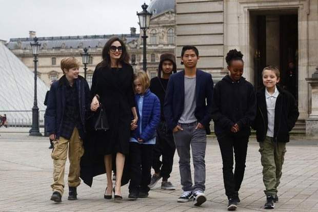  Angelina Jolie and her children 