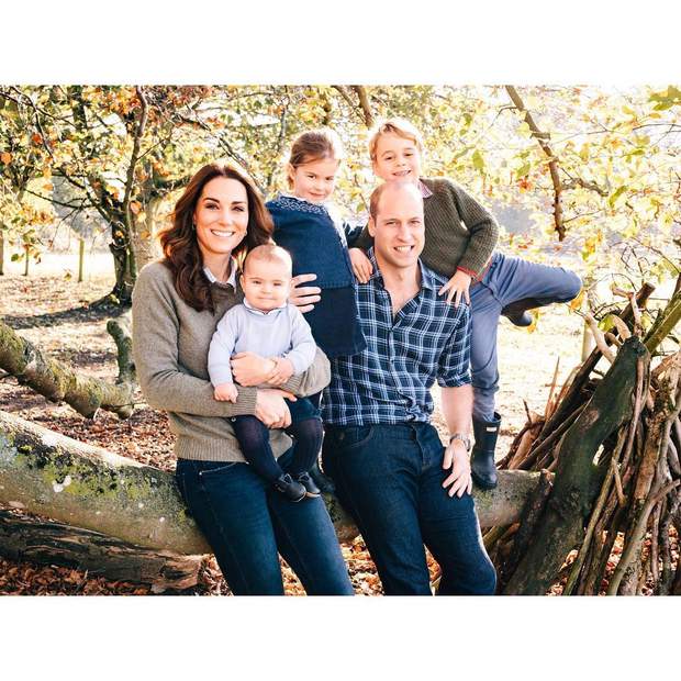  Prince William and Kate Middleton with the Children / Instagram @kensingtonroyal 