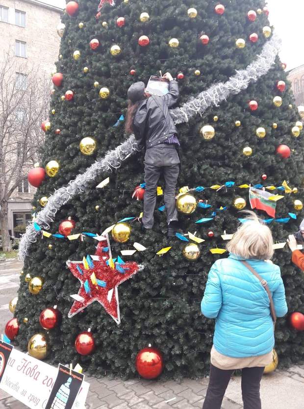  Christmas tree Bulgaria Ukrainian sailors captured Russia 