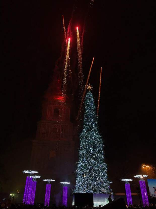  The Christmas tree of Kiev, l & Main tree of 2019 