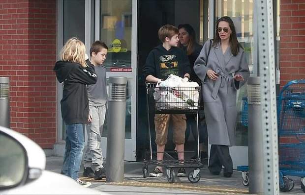  Angelina Jolie with her children 