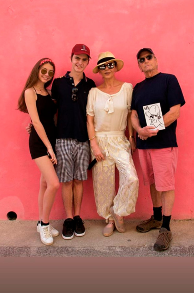  Catherine Zeth-Jones with her husband Michael Douglas and her children 