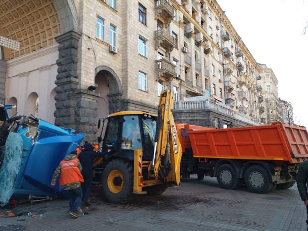 Фура с мебелью перевернулась