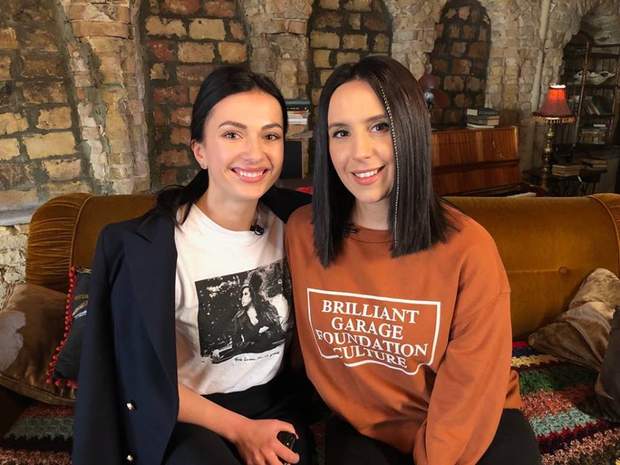 Ведуча програми Мар'яна Романяк зі співачкою Джамалою Ведуча програми Мар'яна Романяк зі співачкою Джамалою