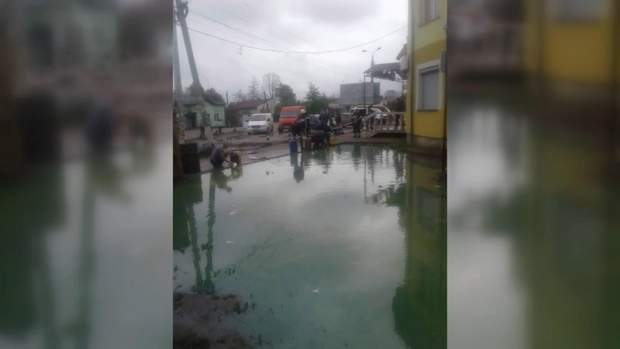 На Івано-Франківщині у селищі Отинія Коломийського району перекинувся бензовоз з 38 тоннами пального. 