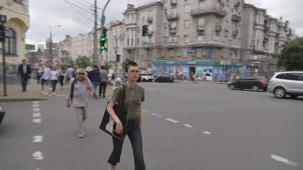 Пішоходи переходять дорогу