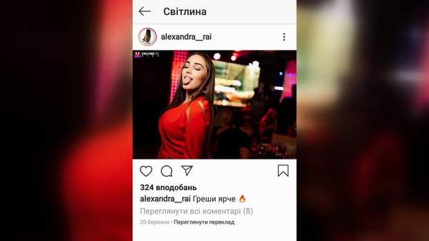 авто на пішохідному мосту