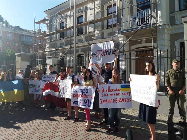 активісти ПАРЄ посольство Австрії