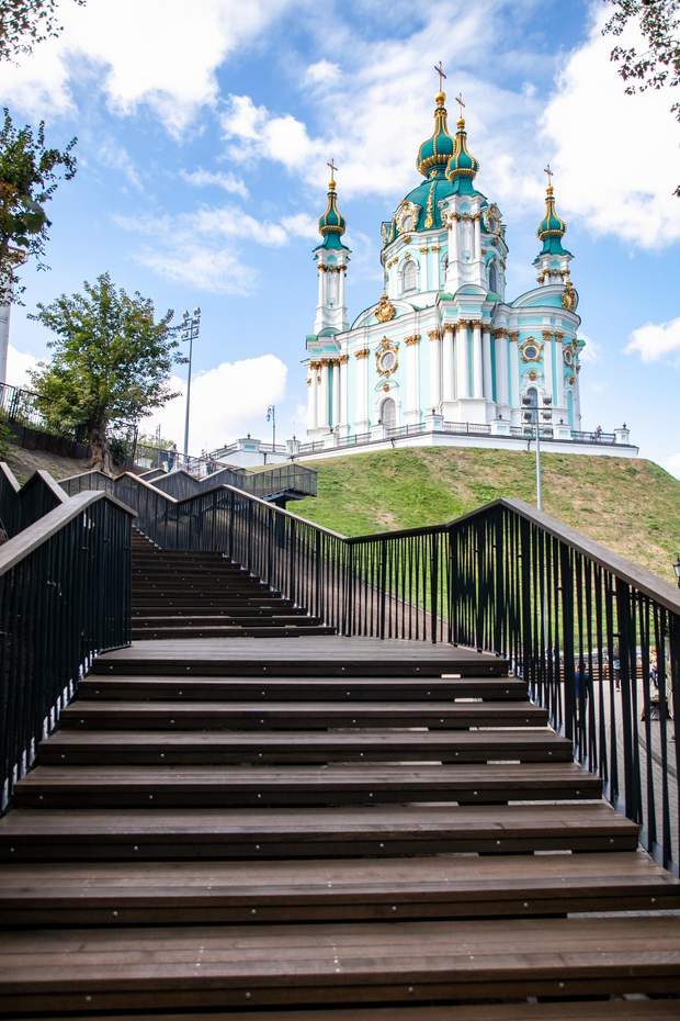 В Киеве открыли лестницу от Андреевской церкви до Владимирской горки