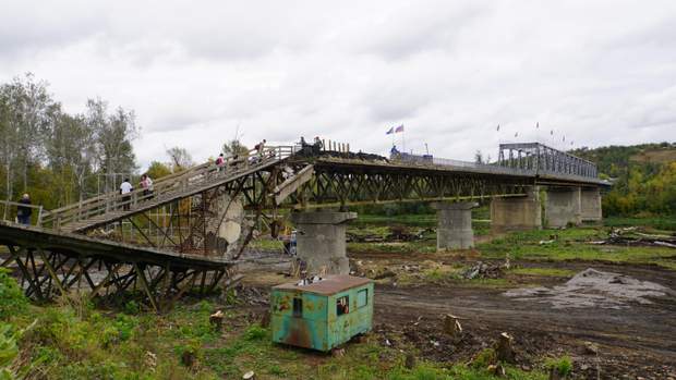 Как восстанавливают мост в Станице Луганской. Фото