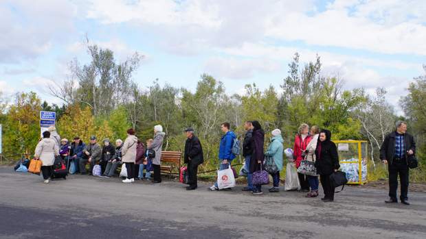 Как восстанавливают мост в Станице Луганской. Фото