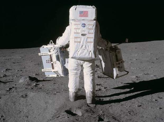 Людина на Місяці