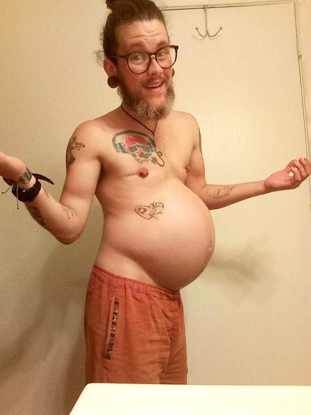 Трансгендерный мужчина поделился ходом своей беременности