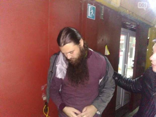 Священника Московського патріархату затримали з коробкою наркотиків: фото