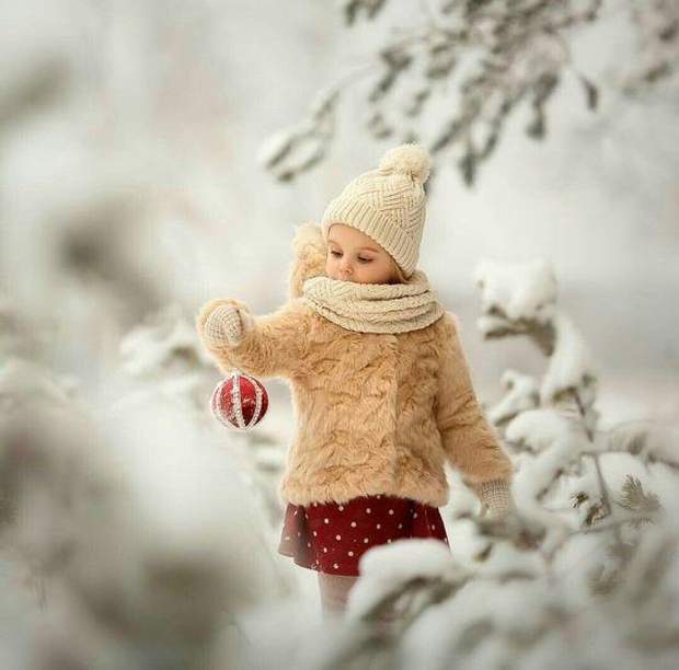 Дитина з іграшкою, новорічне фото