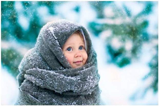 Дитина в хустці