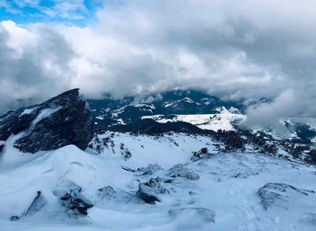 Карпати сильно засипало снігом: казкові фото і відео засніжених гір