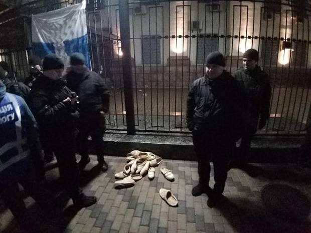 Картинки по запросу "Активисты забросали лаптями посольство России в Киеве"