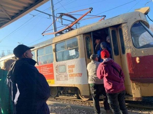 Переповнений трамвай у Харкові Переповнений трамвай у Харкові