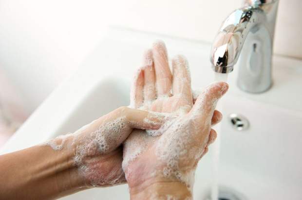 Мийте руки у воді кімнатної температури