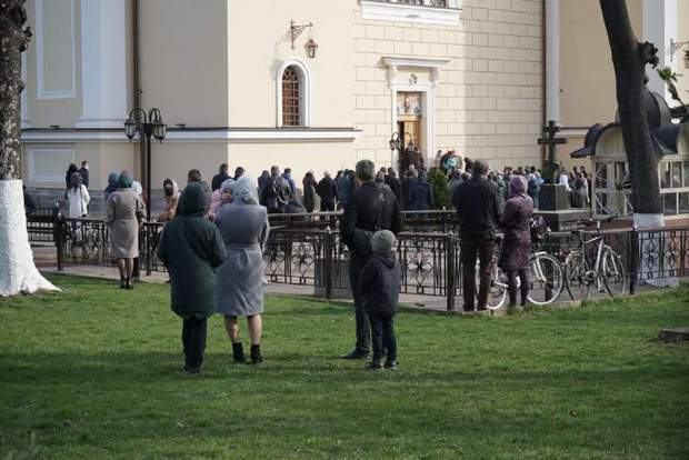 Коли віряни не важливіші за їхні гроші: як УПЦ МП нехтує правилами карантину. Фото, відео