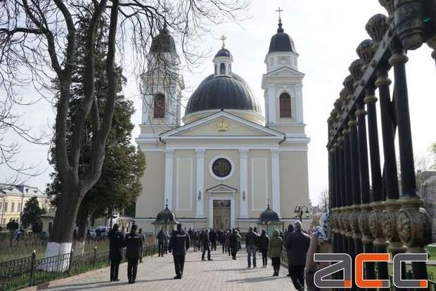 Коли віряни не важливіші за їхні гроші: як УПЦ МП нехтує правилами карантину. Фото, відео