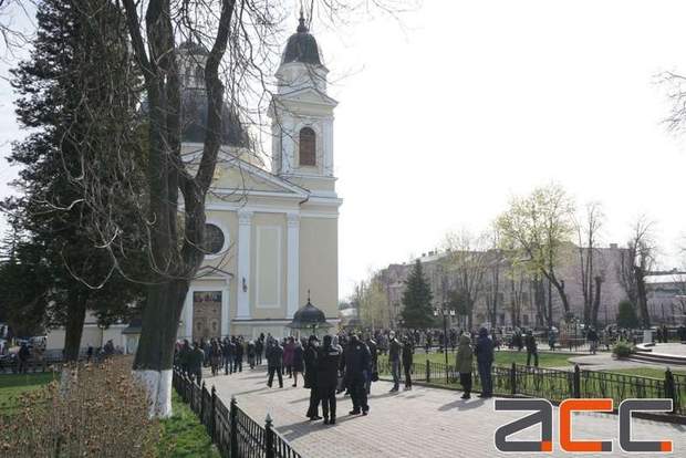 Коли віряни не важливіші за їхні гроші: як УПЦ МП нехтує правилами карантину. Фото, відео