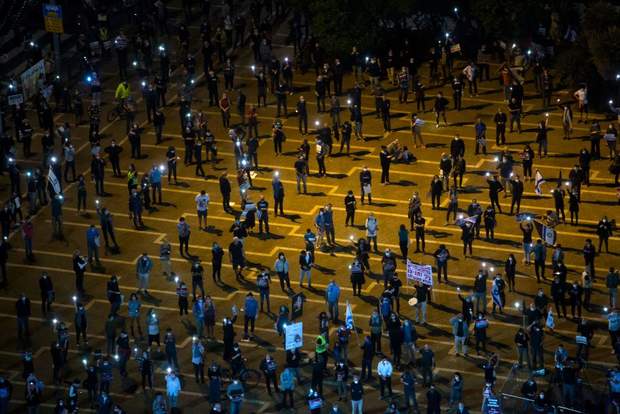 Тисячі людей, дотримуючись дистанції, вийшли на мітинг в Ізраїлі ...