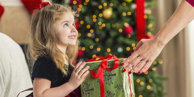 Батьки можуть маніпулювати дитиною за допомогою подарунків