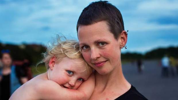 Німеччина. Мати і донька відпочивають в парку після того, як посадили овочі