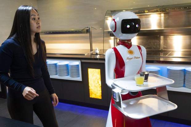Роботы-официанты: в Нидерландах придумали, как уберечь клиентов ресторана от COVID-19 (ФОТО) 2